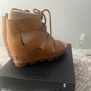 Sorel size 7 camel brown women’s sandals